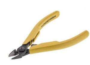 Lindström 8151 Medium Precision Flush Cutter | Oval Head | ESD-Safe Handles | AWG 32-14 | 4.5"